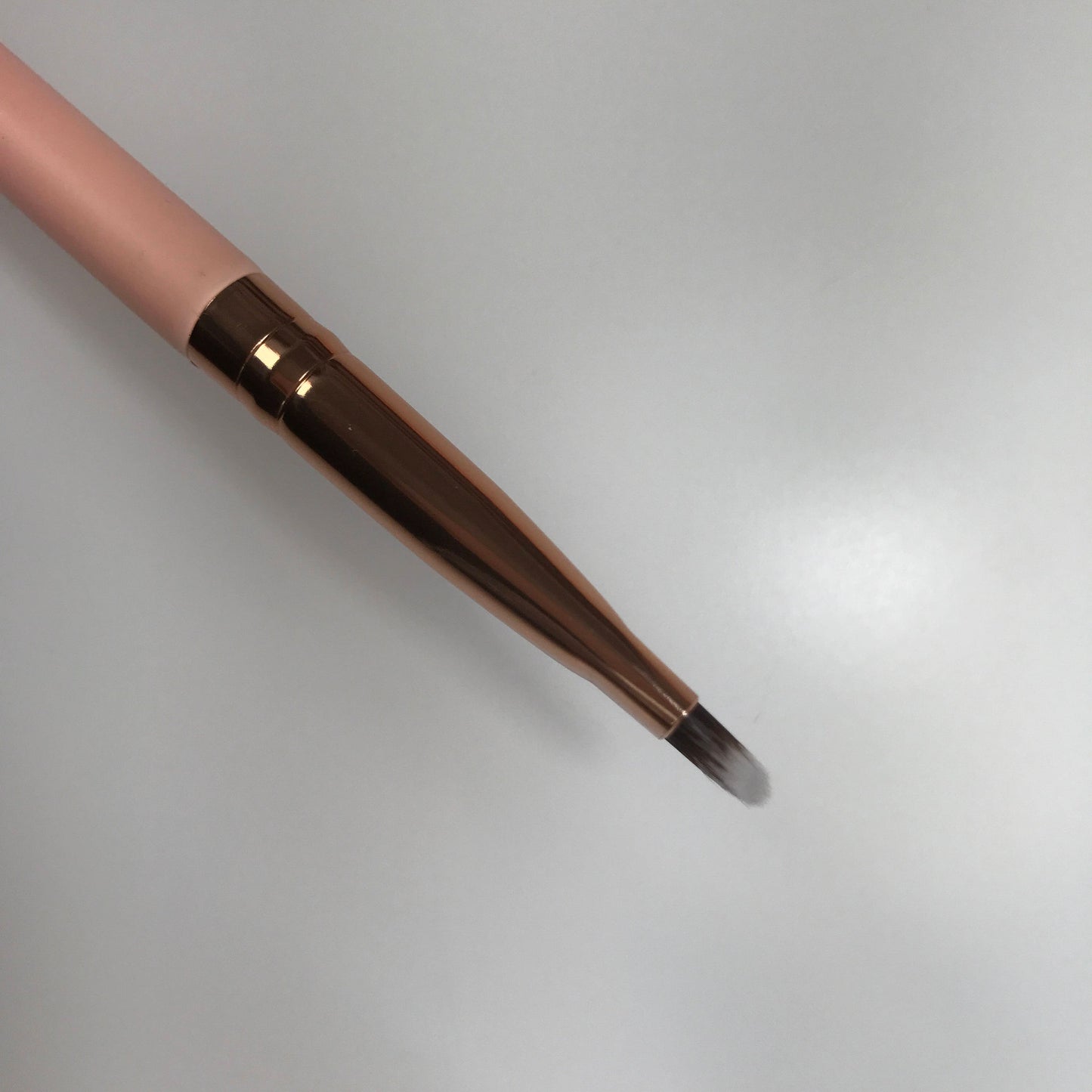 E02 - Medium Angled Brush